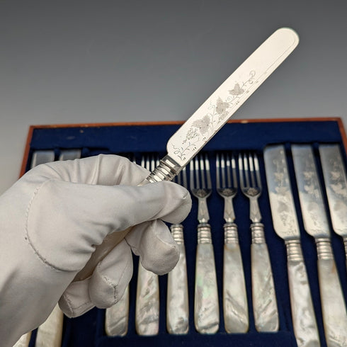 約 1890 年英國古董白色珍珠手柄甜點餐具 6 對含 Mappin 和 Webb 托盤